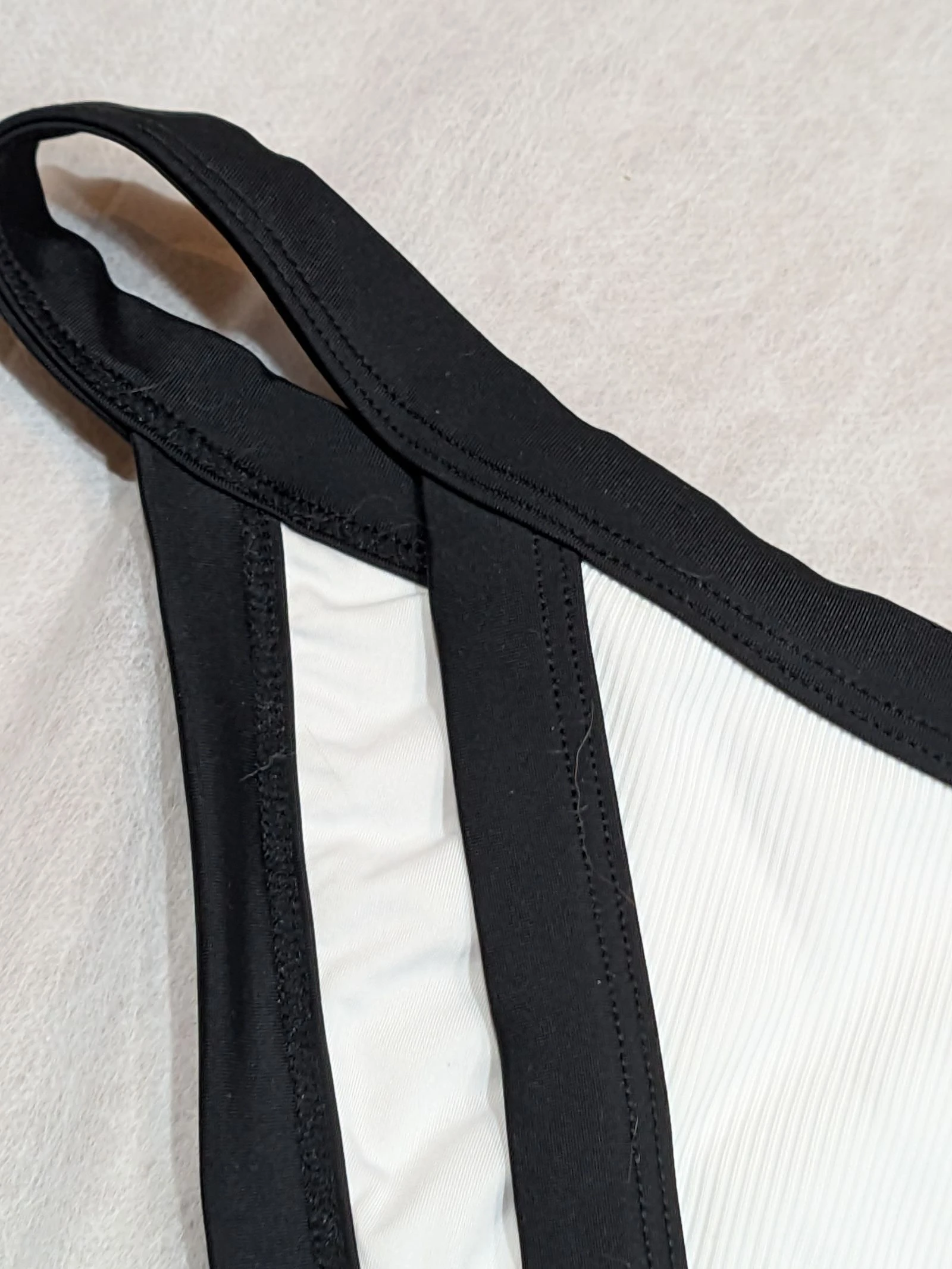 Sunga de Biquíni Bicolor Branco e Preto com Design de Tiras (Recortado) - Estilo Riscado tamanho 42 – photo 2